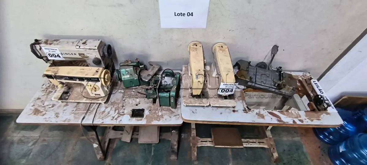 LOTE 004 - APROXIMADAMENTE 6 DE MÁQUINAS DE COSTURA DOMÉSTICA E INDUSTRIAL. (NO ESTADO)