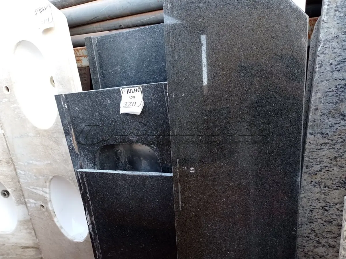 LOTE 320 - 01 PIA, 01 CUBA E PEDRAS DIVERSAS. (NO ESTADO) ATENÇÃO! FAZER A VISITAÇÃO ANTES DE ARREMATAR, NÃO SABEMOS SE FUNCIONA. LEILÃO NÃO TEM GARANTIA E NEM DEVOLUÇÃO, SUJEITO A POSSÍVEIS AVARIAS VISÍVEIS/OCULTAS E/OU AUSÊNCIA DE COMPONENTES.