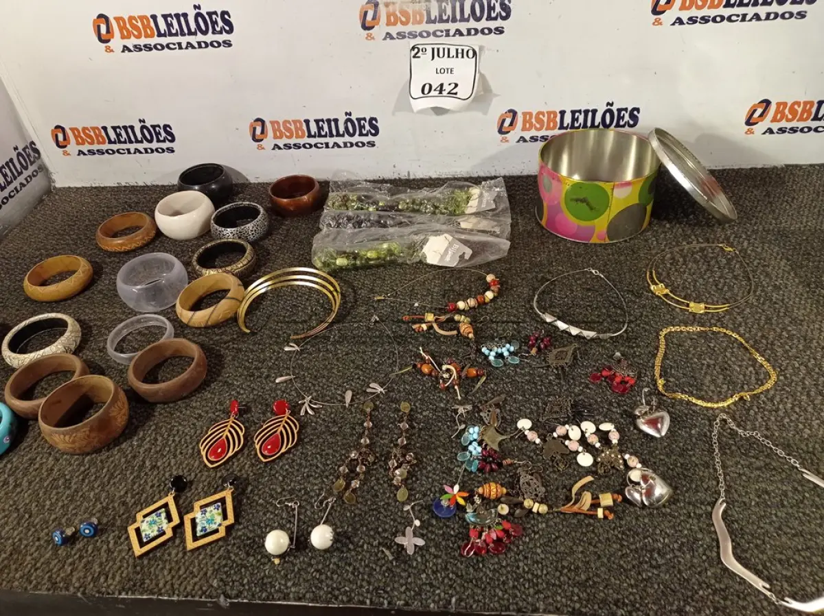 LOTE 042 - 01 LOTE COM 16 PULSEIRAS, 10 COLARES E 18 PARES DE BRINCOS. (NO ESTADO) ATENÇÃO! FAZER A VISITAÇÃO ANTES DE ARREMATAR, NÃO SABEMOS SE FUNCIONA. LEILÃO NÃO TEM GARANTIA E NEM DEVOLUÇÃO, SUJEITO A POSSÍVEIS AVARIAS VISÍVEIS/OCULTAS E/OU AUSÊNCIA DE COMPONENTES.