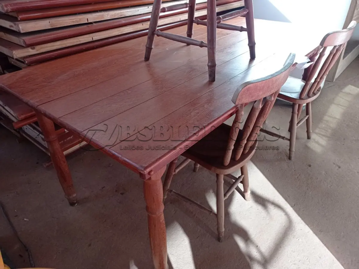 LOTE 293 - 01 MESA EM MADEIRA COM 03 CADEIRAS. (NO ESTADO) ATENÇÃO! FAZER A VISITAÇÃO ANTES DE ARREMATAR, NÃO SABEMOS SE FUNCIONA. LEILÃO NÃO TEM GARANTIA E NEM DEVOLUÇÃO, SUJEITO A POSSÍVEIS AVARIAS VISÍVEIS/OCULTAS E/OU AUSÊNCIA DE COMPONENTES.