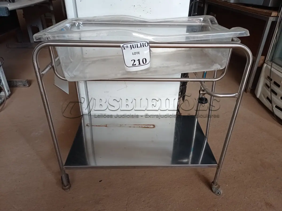 LOTE 210 - 01 CARRINHO EM INOX COM RODINHAS. (NO ESTADO) ATENÇÃO! FAZER A VISITAÇÃO ANTES DE ARREMATAR, NÃO SABEMOS SE FUNCIONA. LEILÃO NÃO TEM GARANTIA E NEM DEVOLUÇÃO, SUJEITO A POSSÍVEIS AVARIAS VISÍVEIS/OCULTAS E/OU AUSÊNCIA DE COMPONENTES.