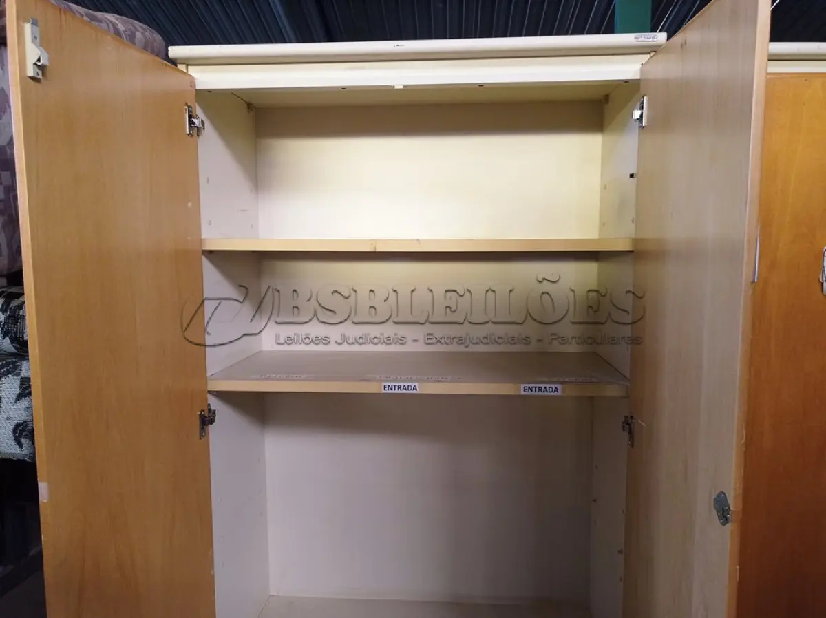 LOTE 259 - 01 ARMÁRIO 02 PORTAS. (NO ESTADO) ATENÇÃO! FAZER A VISITAÇÃO ANTES DE ARREMATAR, NÃO SABEMOS SE FUNCIONA. LEILÃO NÃO TEM GARANTIA E NEM DEVOLUÇÃO, SUJEITO A POSSÍVEIS AVARIAS VISÍVEIS/OCULTAS E/OU AUSÊNCIA DE COMPONENTES.