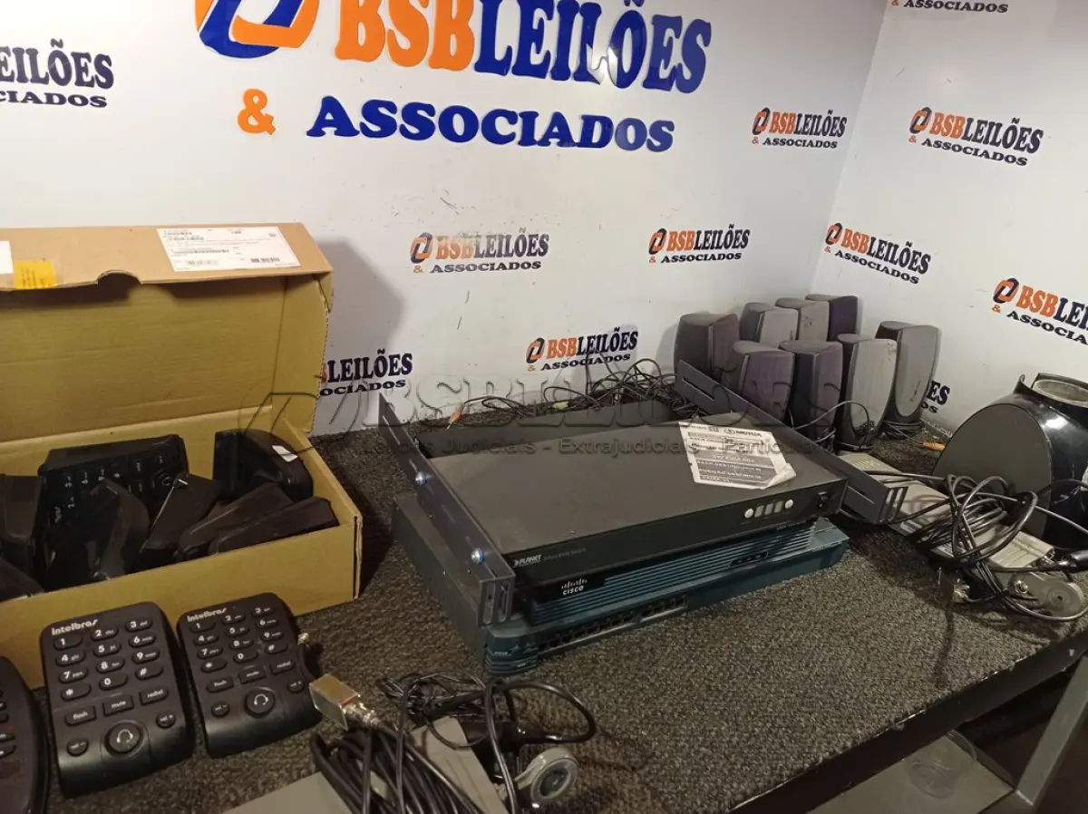 LOTE 093 - 03 SWITCHES, 02 ANTENAS DIGITAL PHILIPS, 01 CAIXA COM 12 HEADSATS, 01 BASE DE LIQUIDIFICADOR E VÁRIAS CAIXINHAS DE SOM. (NO ESTADO) ATENÇÃO! FAZER A VISITAÇÃO ANTES DE ARREMATAR, NÃO SABEMOS SE FUNCIONA. LEILÃO NÃO TEM GARANTIA E NEM DEVOLUÇÃO, SUJEITO A POSSÍVEIS AVARIAS VISÍVEIS/OCULTAS E/OU AUSÊNCIA DE COMPONENTES.