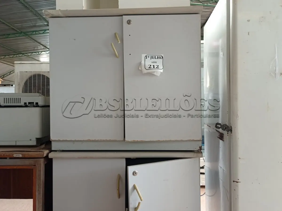 LOTE 212 - 02 ARMÁRIOS E 01 GAVETEIRO PARA ESCRITÓRIO. (NO ESTADO) ATENÇÃO! FAZER A VISITAÇÃO ANTES DE ARREMATAR, NÃO SABEMOS SE FUNCIONA. LEILÃO NÃO TEM GARANTIA E NEM DEVOLUÇÃO, SUJEITO A POSSÍVEIS AVARIAS VISÍVEIS/OCULTAS E/OU AUSÊNCIA DE COMPONENTES.