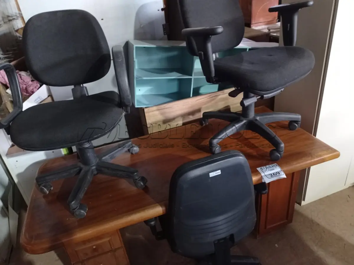 LOTE 269 - 01 MESA PARA ESCRITÓRIO E 03 CADEIRAS COM PÉS GIRATÓRIOS. (NO ESTADO) ATENÇÃO! FAZER A VISITAÇÃO ANTES DE ARREMATAR, NÃO SABEMOS SE FUNCIONA. LEILÃO NÃO TEM GARANTIA E NEM DEVOLUÇÃO, SUJEITO A POSSÍVEIS AVARIAS VISÍVEIS/OCULTAS E/OU AUSÊNCIA DE COMPONENTES.