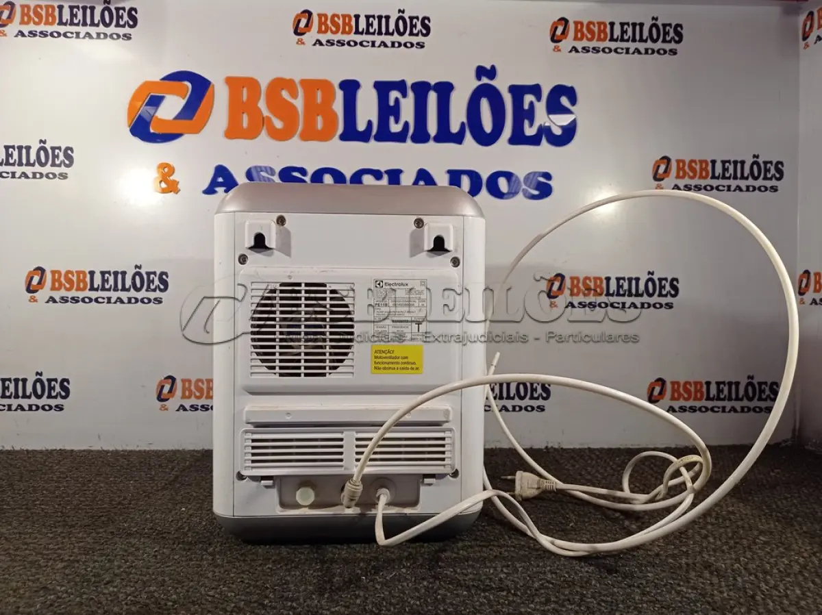 LOTE 217 - 01 PURIFICADOR DE ÁGUA PÉ 11B BIVOLT MARCA ELETROLUX. (LIGANDO) (NO ESTADO) ATENÇÃO! FAZER A VISITAÇÃO ANTES DE ARREMATAR, NÃO SABEMOS SE FUNCIONA. LEILÃO NÃO TEM GARANTIA E NEM DEVOLUÇÃO, SUJEITO A POSSÍVEIS AVARIAS VISÍVEIS/OCULTAS E/OU AUSÊNCIA DE COMPONENTES.