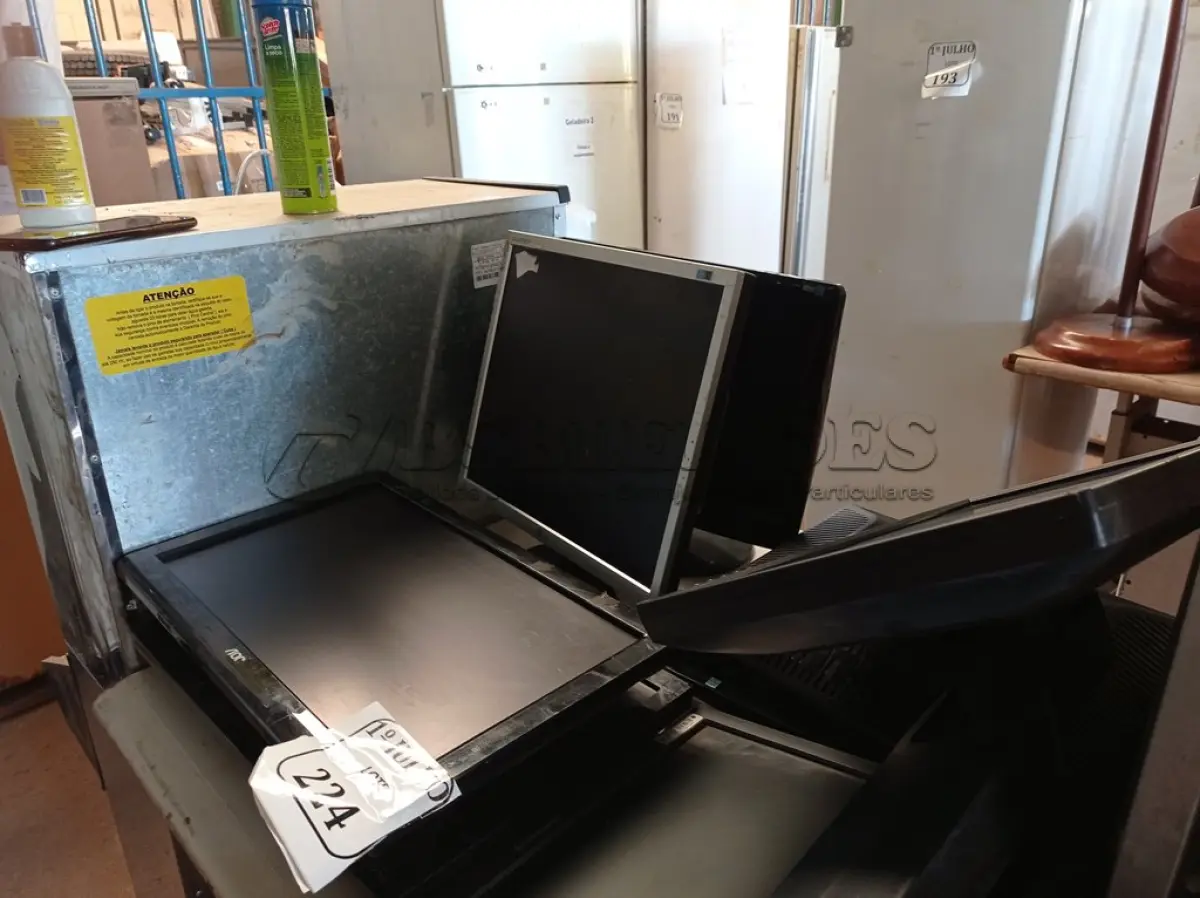 LOTE 224 - 07 MONITORES LCD. (NO ESTADO) ATENÇÃO! FAZER A VISITAÇÃO ANTES DE ARREMATAR, NÃO SABEMOS SE FUNCIONA. LEILÃO NÃO TEM GARANTIA E NEM DEVOLUÇÃO, SUJEITO A POSSÍVEIS AVARIAS VISÍVEIS/OCULTAS E/OU AUSÊNCIA DE COMPONENTES.