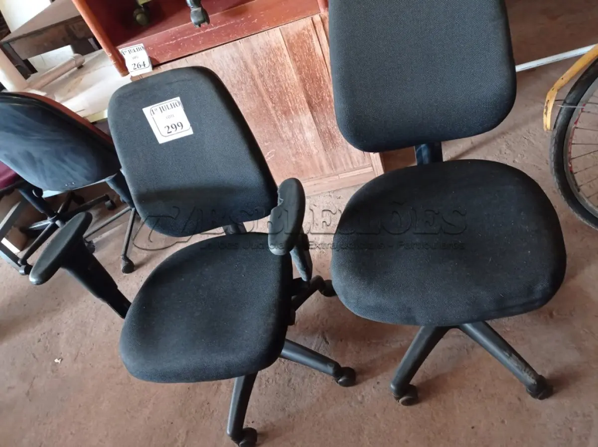 LOTE 299 - 02 CADEIRAS PARA ESCRITÓRIO COM PÉS GIRATÓRIOS. (NO ESTADO) ATENÇÃO! FAZER A VISITAÇÃO ANTES DE ARREMATAR, NÃO SABEMOS SE FUNCIONA. LEILÃO NÃO TEM GARANTIA E NEM DEVOLUÇÃO, SUJEITO A POSSÍVEIS AVARIAS VISÍVEIS/OCULTAS E/OU AUSÊNCIA DE COMPONENTES.