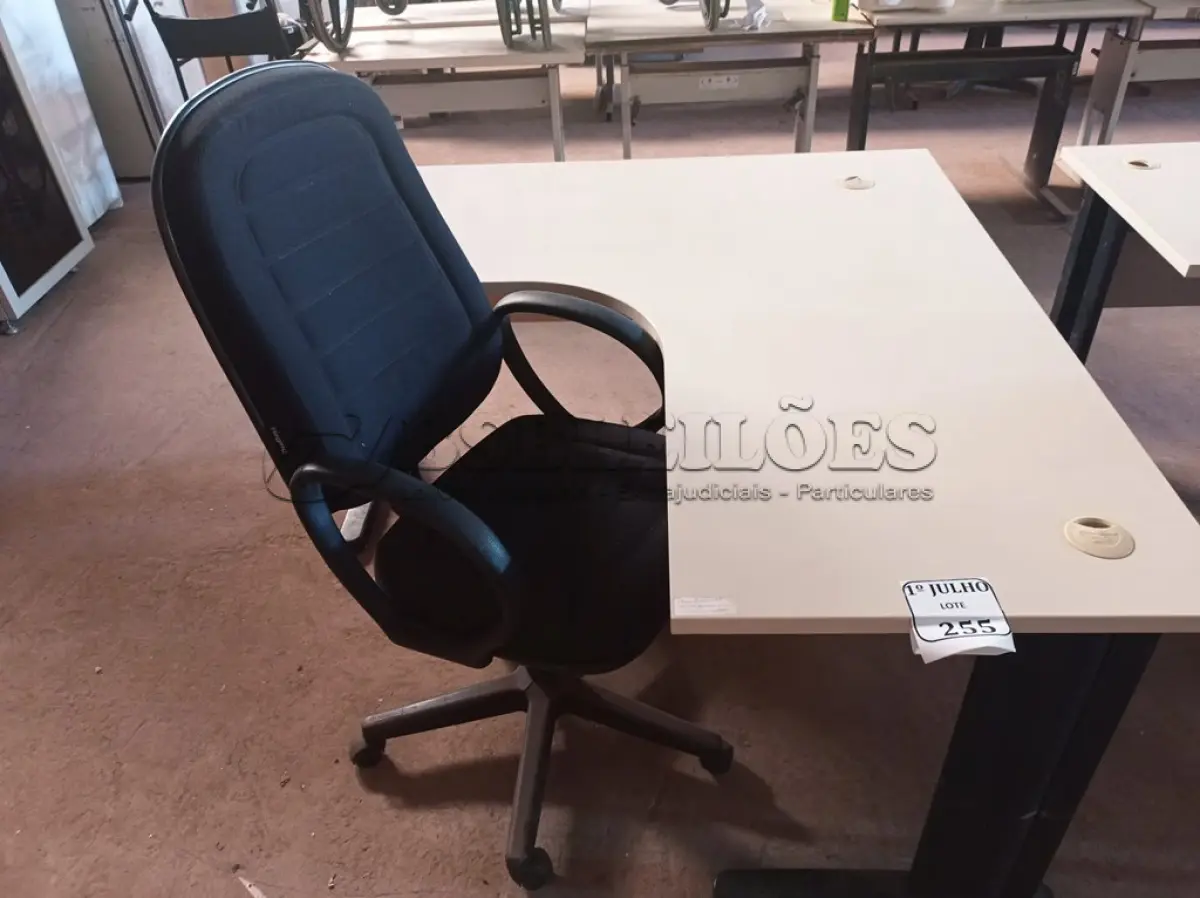 LOTE 255 - 01 MESA PARA ESCRITÓRIO COM TOMADAS INTERNA E 01 CADEIRA PRESIDENTE MARCA FLEGMA. (NO ESTADO) ATENÇÃO! FAZER A VISITAÇÃO ANTES DE ARREMATAR, NÃO SABEMOS SE FUNCIONA. LEILÃO NÃO TEM GARANTIA E NEM DEVOLUÇÃO, SUJEITO A POSSÍVEIS AVARIAS VISÍVEIS/OCULTAS E/OU AUSÊNCIA DE COMPONENTES.