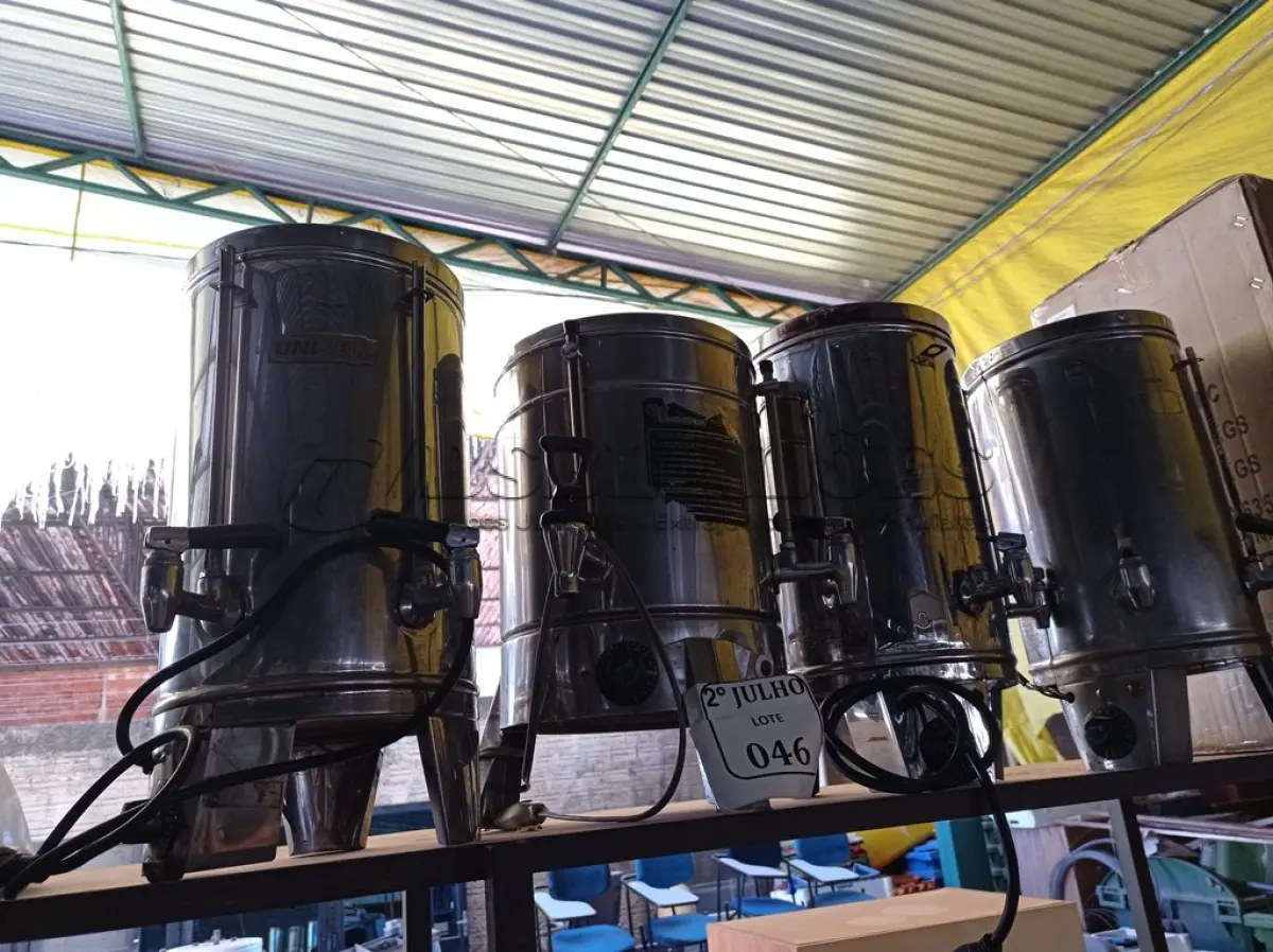 LOTE 046 - 04 CAFETEIRAS EM INOX. (NO ESTADO) ATENÇÃO! FAZER A VISITAÇÃO ANTES DE ARREMATAR, NÃO SABEMOS SE FUNCIONA. LEILÃO NÃO TEM GARANTIA E NEM DEVOLUÇÃO, SUJEITO A POSSÍVEIS AVARIAS VISÍVEIS/OCULTAS E/OU AUSÊNCIA DE COMPONENTES.