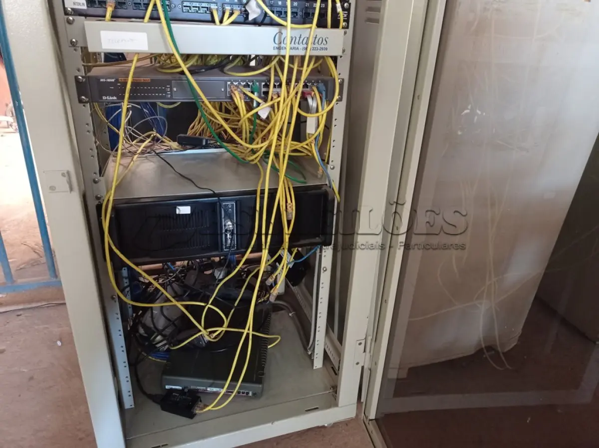 LOTE 228 - 01 GABINETE PARA SERVIDOR MONTADO. (NO ESTADO) ATENÇÃO! FAZER A VISITAÇÃO ANTES DE ARREMATAR, NÃO SABEMOS SE FUNCIONA. LEILÃO NÃO TEM GARANTIA E NEM DEVOLUÇÃO, SUJEITO A POSSÍVEIS AVARIAS VISÍVEIS/OCULTAS E/OU AUSÊNCIA DE COMPONENTES.
