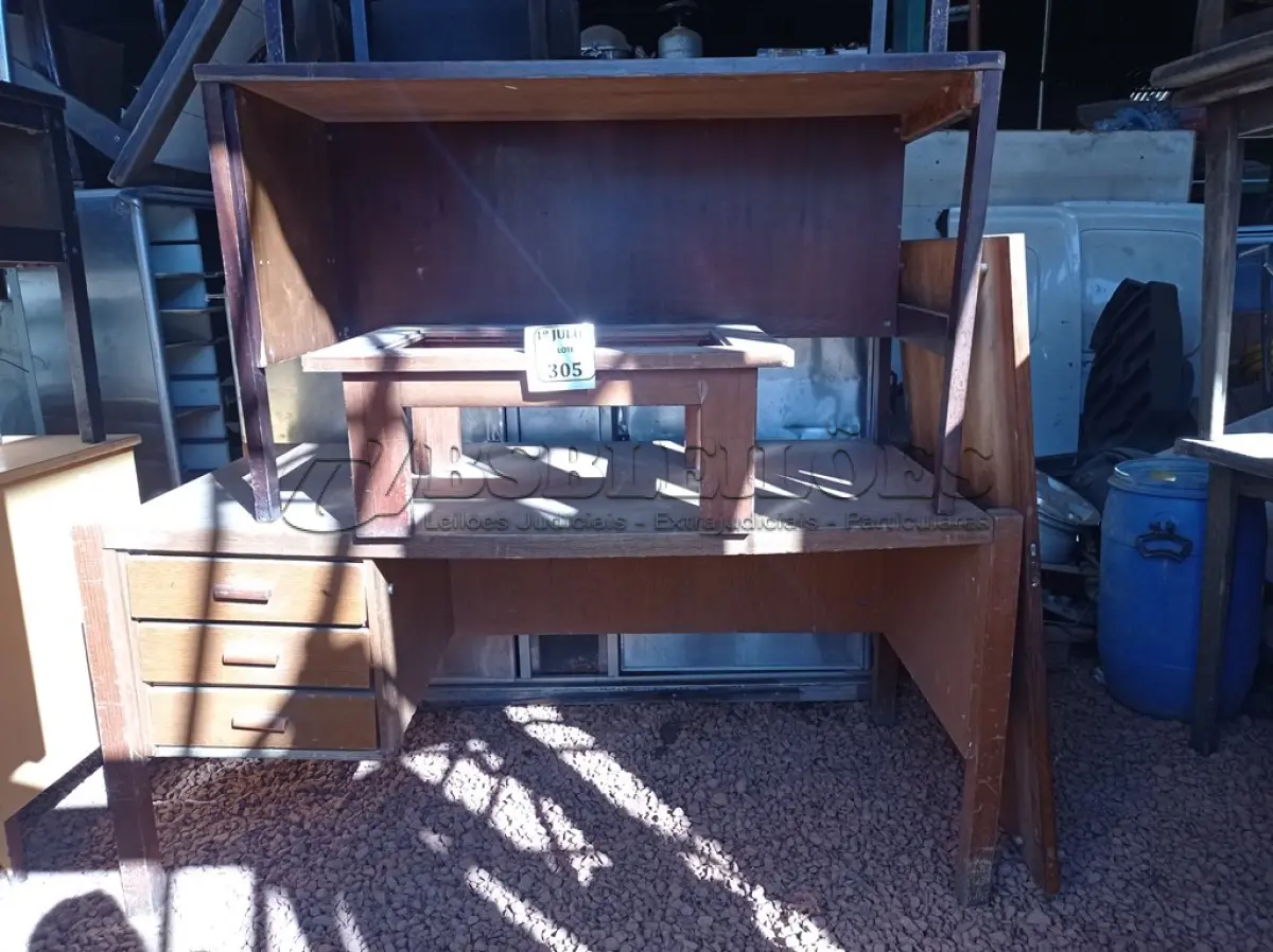 LOTE 305 - 05 MESAS DIVERSAS. (NO ESTADO) ATENÇÃO! FAZER A VISITAÇÃO ANTES DE ARREMATAR, NÃO SABEMOS SE FUNCIONA. LEILÃO NÃO TEM GARANTIA E NEM DEVOLUÇÃO, SUJEITO A POSSÍVEIS AVARIAS VISÍVEIS/OCULTAS E/OU AUSÊNCIA DE COMPONENTES.