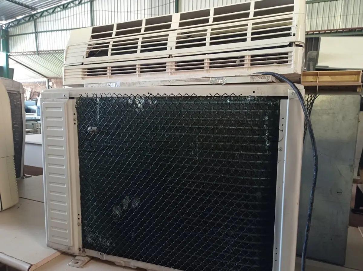 LOTE 233 - 01 SUCATA DE AR-CONDICIONADO. (NO ESTADO) ATENÇÃO! FAZER A VISITAÇÃO ANTES DE ARREMATAR, NÃO SABEMOS SE FUNCIONA. LEILÃO NÃO TEM GARANTIA E NEM DEVOLUÇÃO, SUJEITO A POSSÍVEIS AVARIAS VISÍVEIS/OCULTAS E/OU AUSÊNCIA DE COMPONENTES.