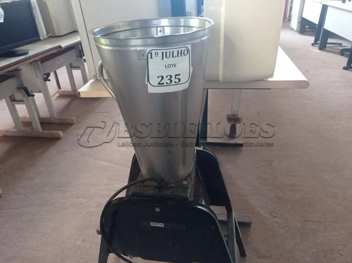 LOTE 235 - 01 LIQUIDIFICADOR INDUSTRIAL MARCA VITALEX SEM VOLTAGEM APARENTE. (NO ESTADO) ATENÇÃO! FAZER A VISITAÇÃO ANTES DE ARREMATAR, NÃO SABEMOS SE FUNCIONA. LEILÃO NÃO TEM GARANTIA E NEM DEVOLUÇÃO, SUJEITO A POSSÍVEIS AVARIAS VISÍVEIS/OCULTAS E/OU AUSÊNCIA DE COMPONENTES.