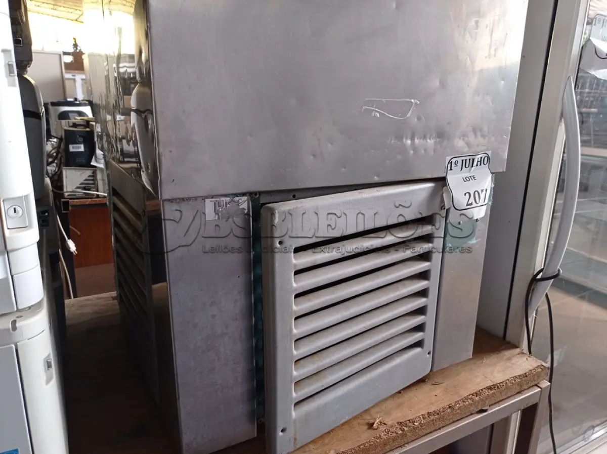 LOTE 207 - 01 MÁQUINA DE FABRICAÇÃO DE GELO EM CUBOS, MODELO: MFG75 MARCA VENÂNCIO 220V. (NO ESTADO) ATENÇÃO! FAZER A VISITAÇÃO ANTES DE ARREMATAR, NÃO SABEMOS SE FUNCIONA. LEILÃO NÃO TEM GARANTIA E NEM DEVOLUÇÃO, SUJEITO A POSSÍVEIS AVARIAS VISÍVEIS/OCULTAS E/OU AUSÊNCIA DE COMPONENTES.
