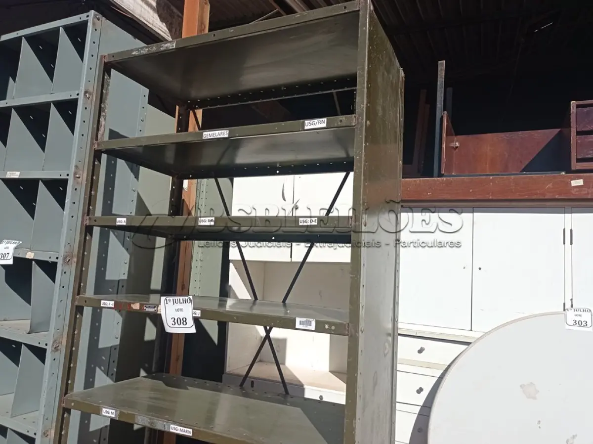 LOTE 308 - 01 ARMÁRIO DE AÇO COM 06 PRATELEIRAS. (NO ESTADO) ATENÇÃO! FAZER A VISITAÇÃO ANTES DE ARREMATAR, NÃO SABEMOS SE FUNCIONA. LEILÃO NÃO TEM GARANTIA E NEM DEVOLUÇÃO, SUJEITO A POSSÍVEIS AVARIAS VISÍVEIS/OCULTAS E/OU AUSÊNCIA DE COMPONENTES.