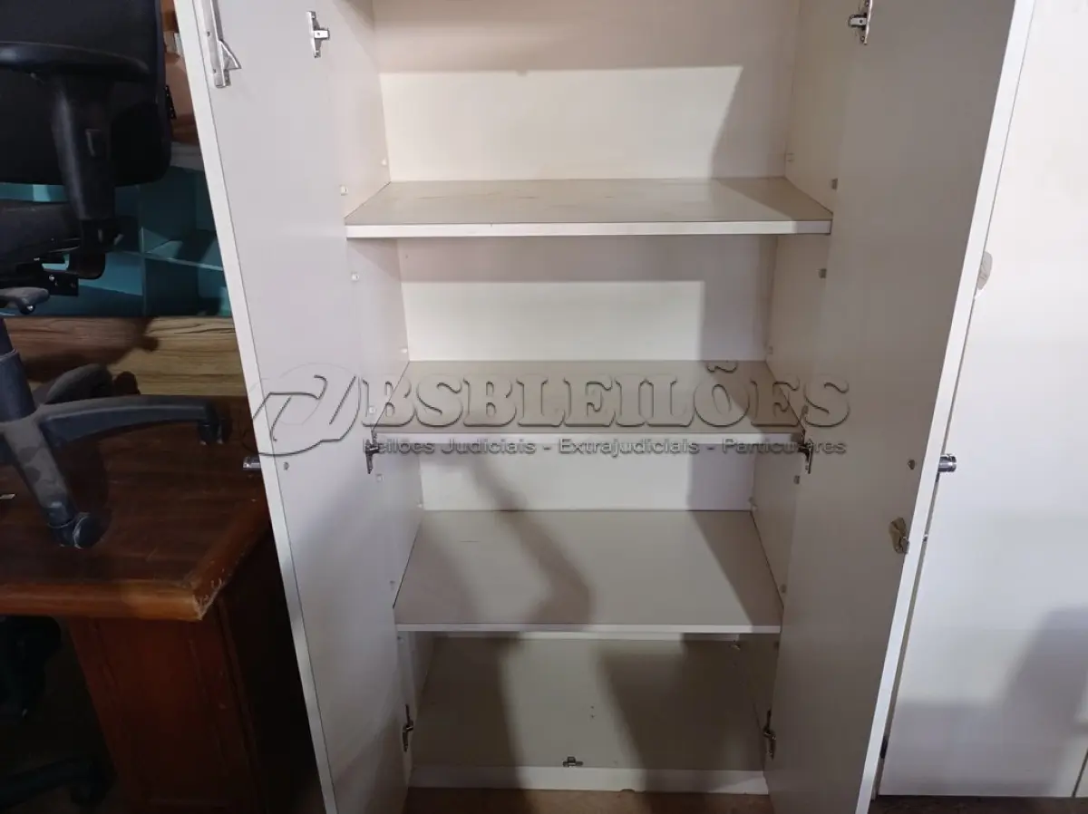 LOTE 268 - 01 ARMÁRIO PARA ESCRITÓRIO 02 PORTAS. (NO ESTADO) ATENÇÃO! FAZER A VISITAÇÃO ANTES DE ARREMATAR, NÃO SABEMOS SE FUNCIONA. LEILÃO NÃO TEM GARANTIA E NEM DEVOLUÇÃO, SUJEITO A POSSÍVEIS AVARIAS VISÍVEIS/OCULTAS E/OU AUSÊNCIA DE COMPONENTES.