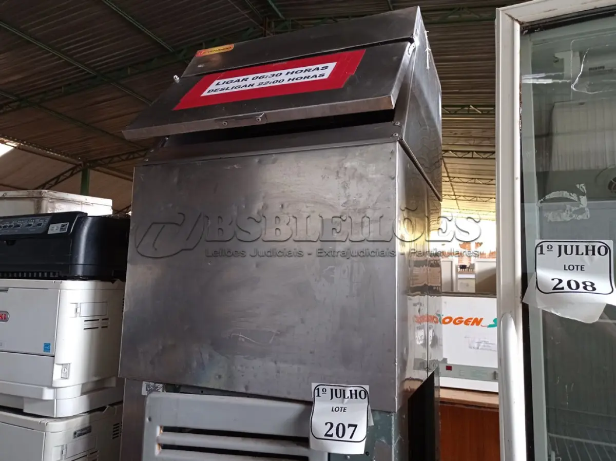 LOTE 207 - 01 MÁQUINA DE FABRICAÇÃO DE GELO EM CUBOS, MODELO: MFG75 MARCA VENÂNCIO 220V. (NO ESTADO) ATENÇÃO! FAZER A VISITAÇÃO ANTES DE ARREMATAR, NÃO SABEMOS SE FUNCIONA. LEILÃO NÃO TEM GARANTIA E NEM DEVOLUÇÃO, SUJEITO A POSSÍVEIS AVARIAS VISÍVEIS/OCULTAS E/OU AUSÊNCIA DE COMPONENTES.