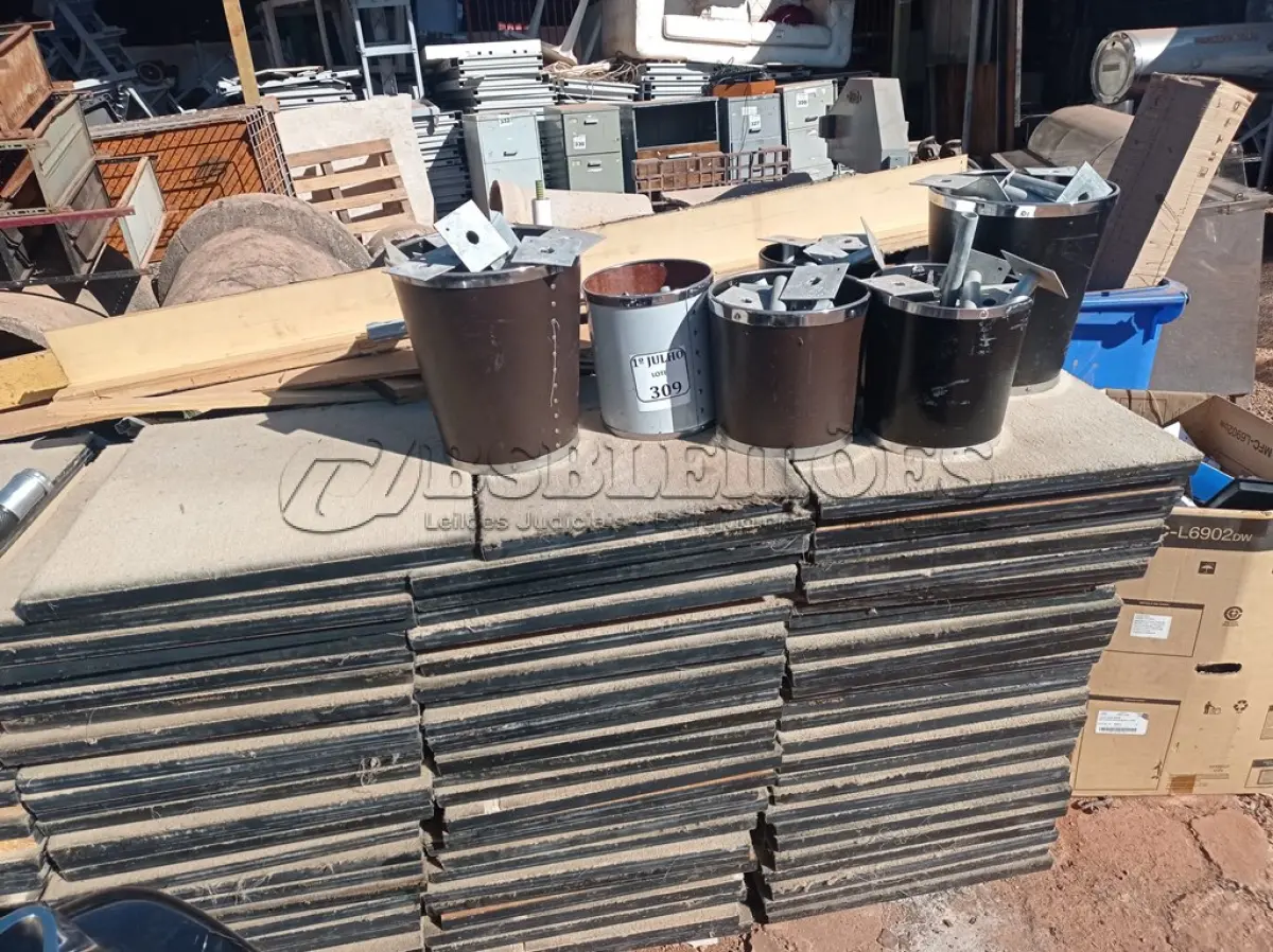 LOTE 309 - 01 LOTE COM VÁRIOS TABLADOS E FERRAGENS.  (NO ESTADO) ATENÇÃO! FAZER A VISITAÇÃO ANTES DE ARREMATAR, NÃO SABEMOS SE FUNCIONA. LEILÃO NÃO TEM GARANTIA E NEM DEVOLUÇÃO, SUJEITO A POSSÍVEIS AVARIAS VISÍVEIS/OCULTAS E/OU AUSÊNCIA DE COMPONENTES.