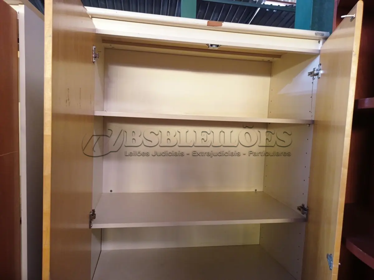 LOTE 258 - 01 ARMÁRIO 02 PORTAS. (NO ESTADO) ATENÇÃO! FAZER A VISITAÇÃO ANTES DE ARREMATAR, NÃO SABEMOS SE FUNCIONA. LEILÃO NÃO TEM GARANTIA E NEM DEVOLUÇÃO, SUJEITO A POSSÍVEIS AVARIAS VISÍVEIS/OCULTAS E/OU AUSÊNCIA DE COMPONENTES.