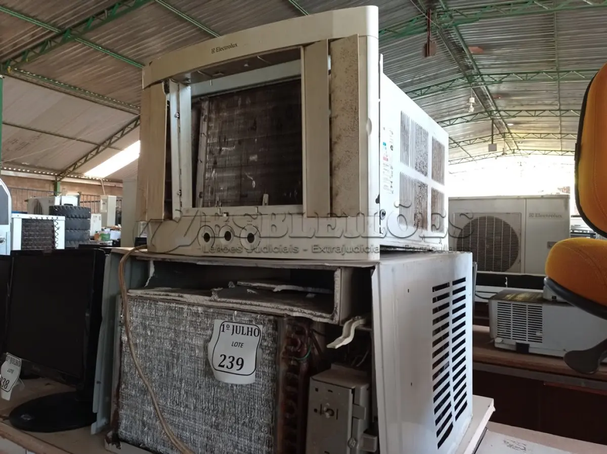 LOTE 239 - 02 SUCATAS DE CONDICIONADORA DE AR. (NO ESTADO) ATENÇÃO! FAZER A VISITAÇÃO ANTES DE ARREMATAR, NÃO SABEMOS SE FUNCIONA. LEILÃO NÃO TEM GARANTIA E NEM DEVOLUÇÃO, SUJEITO A POSSÍVEIS AVARIAS VISÍVEIS/OCULTAS E/OU AUSÊNCIA DE COMPONENTES.