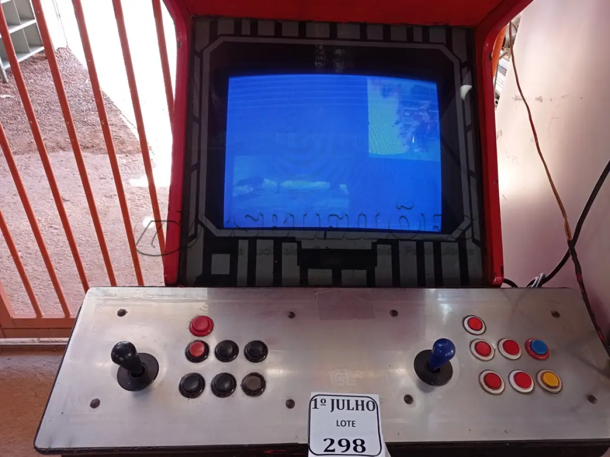 LOTE 298 - 01 MÁQUINA DE JOGOS FLIPERAMA. (NO ESTADO) ATENÇÃO! FAZER A VISITAÇÃO ANTES DE ARREMATAR, NÃO SABEMOS SE FUNCIONA. LEILÃO NÃO TEM GARANTIA E NEM DEVOLUÇÃO, SUJEITO A POSSÍVEIS AVARIAS VISÍVEIS/OCULTAS E/OU AUSÊNCIA DE COMPONENTES.