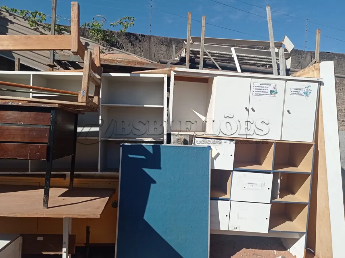 LOTE 312 - 03 MESAS DIVERSAS, 04 ARMÁRIOS, 01 BANCO E 01 CAMA. (NO ESTADO) ATENÇÃO! FAZER A VISITAÇÃO ANTES DE ARREMATAR, NÃO SABEMOS SE FUNCIONA. LEILÃO NÃO TEM GARANTIA E NEM DEVOLUÇÃO, SUJEITO A POSSÍVEIS AVARIAS VISÍVEIS/OCULTAS E/OU AUSÊNCIA DE COMPONENTES.