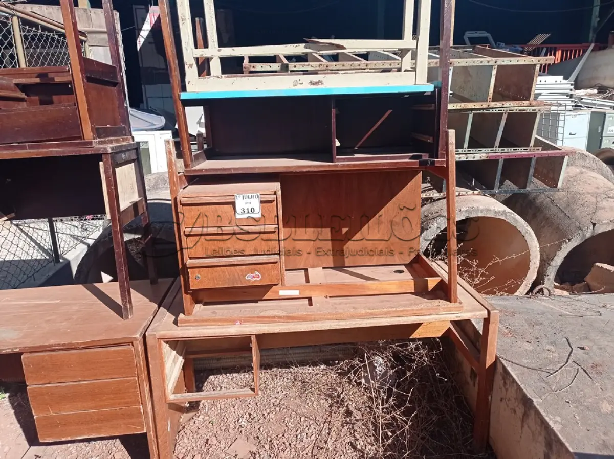 LOTE 310 - 07 MESAS DIVERSAS. (NO ESTADO) ATENÇÃO! FAZER A VISITAÇÃO ANTES DE ARREMATAR, NÃO SABEMOS SE FUNCIONA. LEILÃO NÃO TEM GARANTIA E NEM DEVOLUÇÃO, SUJEITO A POSSÍVEIS AVARIAS VISÍVEIS/OCULTAS E/OU AUSÊNCIA DE COMPONENTES.