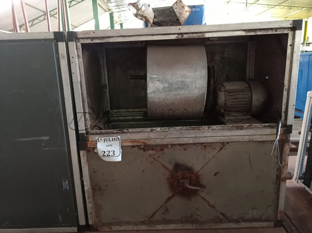 LOTE 223 - 02 APARELHOS DE REFRIGERAÇÃO. (NO ESTADO) ATENÇÃO! FAZER A VISITAÇÃO ANTES DE ARREMATAR, NÃO SABEMOS SE FUNCIONA. LEILÃO NÃO TEM GARANTIA E NEM DEVOLUÇÃO, SUJEITO A POSSÍVEIS AVARIAS VISÍVEIS/OCULTAS E/OU AUSÊNCIA DE COMPONENTES.