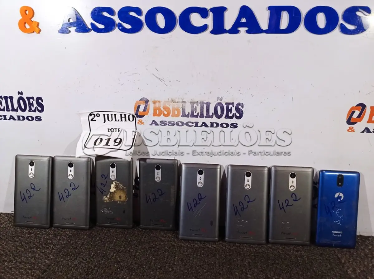 LOTE 019 - 08 APARELHOS CELULARES MARCA POSITIVO. (NO ESTADO) ATENÇÃO! FAZER A VISITAÇÃO ANTES DE ARREMATAR, NÃO SABEMOS SE FUNCIONA. LEILÃO NÃO TEM GARANTIA E NEM DEVOLUÇÃO, SUJEITO A POSSÍVEIS AVARIAS VISÍVEIS/OCULTAS E/OU AUSÊNCIA DE COMPONENTES.