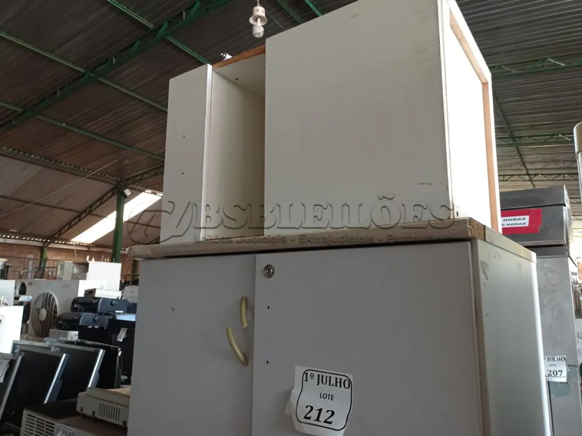LOTE 212 - 02 ARMÁRIOS E 01 GAVETEIRO PARA ESCRITÓRIO. (NO ESTADO) ATENÇÃO! FAZER A VISITAÇÃO ANTES DE ARREMATAR, NÃO SABEMOS SE FUNCIONA. LEILÃO NÃO TEM GARANTIA E NEM DEVOLUÇÃO, SUJEITO A POSSÍVEIS AVARIAS VISÍVEIS/OCULTAS E/OU AUSÊNCIA DE COMPONENTES.