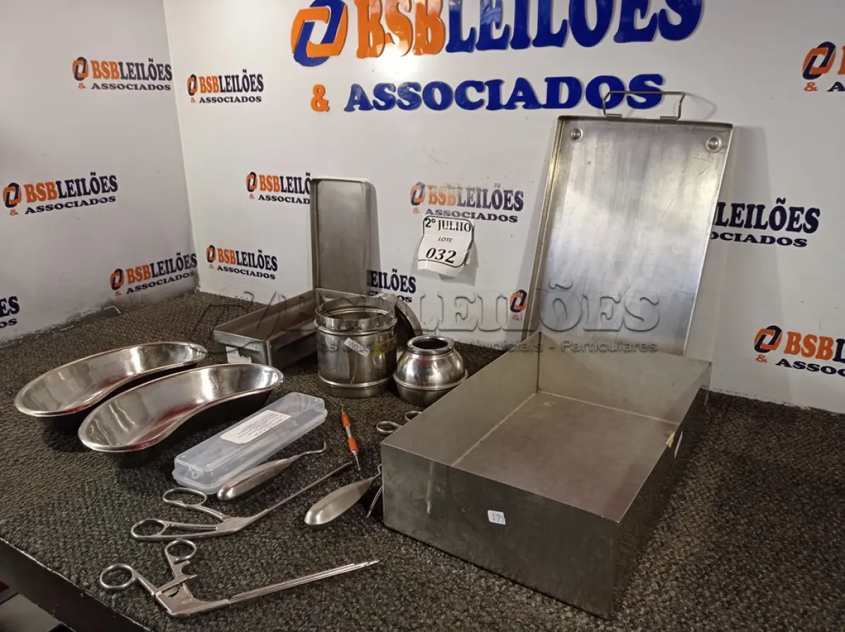 LOTE 032 - 01 LOTE COM MATERIAIS ODONTOLÓGICOS DIVERSOS . (NO ESTADO) ATENÇÃO! FAZER A VISITAÇÃO ANTES DE ARREMATAR, NÃO SABEMOS SE FUNCIONA. LEILÃO NÃO TEM GARANTIA E NEM DEVOLUÇÃO, SUJEITO A POSSÍVEIS AVARIAS VISÍVEIS/OCULTAS E/OU AUSÊNCIA DE COMPONENTES.