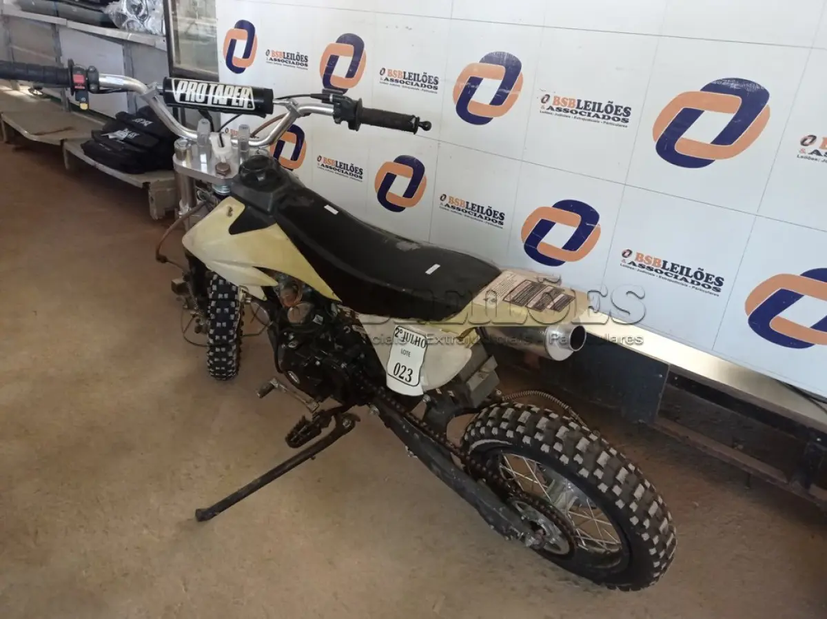 LOTE 023 - 01 MOTOCICLETA GARELLI 50 CILINDRADAS. (NO ESTADO) ATENÇÃO! FAZER A VISITAÇÃO ANTES DE ARREMATAR, NÃO SABEMOS SE FUNCIONA. LEILÃO NÃO TEM GARANTIA E NEM DEVOLUÇÃO, SUJEITO A POSSÍVEIS AVARIAS VISÍVEIS/OCULTAS E/OU AUSÊNCIA DE COMPONENTES.