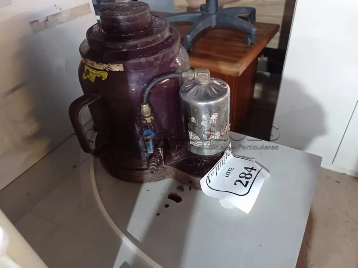LOTE 284 - 01 MACACO PNEUMÁTICO. (NO ESTADO) ATENÇÃO! FAZER A VISITAÇÃO ANTES DE ARREMATAR, NÃO SABEMOS SE FUNCIONA. LEILÃO NÃO TEM GARANTIA E NEM DEVOLUÇÃO, SUJEITO A POSSÍVEIS AVARIAS VISÍVEIS/OCULTAS E/OU AUSÊNCIA DE COMPONENTES.