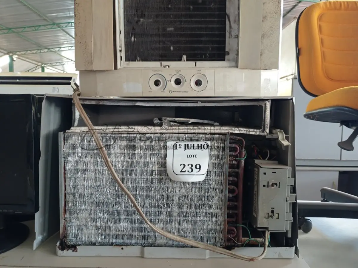 LOTE 239 - 02 SUCATAS DE CONDICIONADORA DE AR. (NO ESTADO) ATENÇÃO! FAZER A VISITAÇÃO ANTES DE ARREMATAR, NÃO SABEMOS SE FUNCIONA. LEILÃO NÃO TEM GARANTIA E NEM DEVOLUÇÃO, SUJEITO A POSSÍVEIS AVARIAS VISÍVEIS/OCULTAS E/OU AUSÊNCIA DE COMPONENTES.
