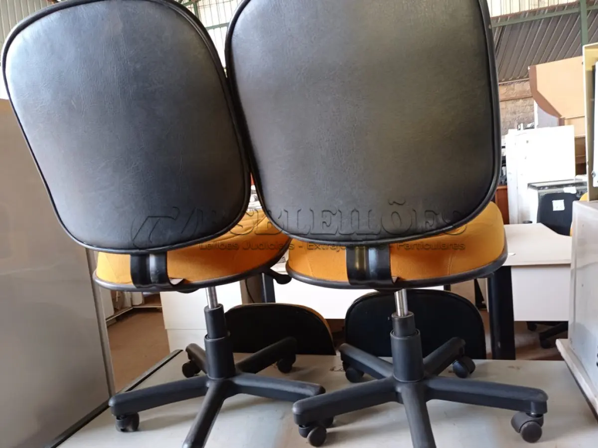 LOTE 240 - 04 CADEIRAS DE ESCRITÓRIO PES GIRATÓRIOS MARCA FLEGMA. (NO ESTADO) ATENÇÃO! FAZER A VISITAÇÃO ANTES DE ARREMATAR, NÃO SABEMOS SE FUNCIONA. LEILÃO NÃO TEM GARANTIA E NEM DEVOLUÇÃO, SUJEITO A POSSÍVEIS AVARIAS VISÍVEIS/OCULTAS E/OU AUSÊNCIA DE COMPONENTES.