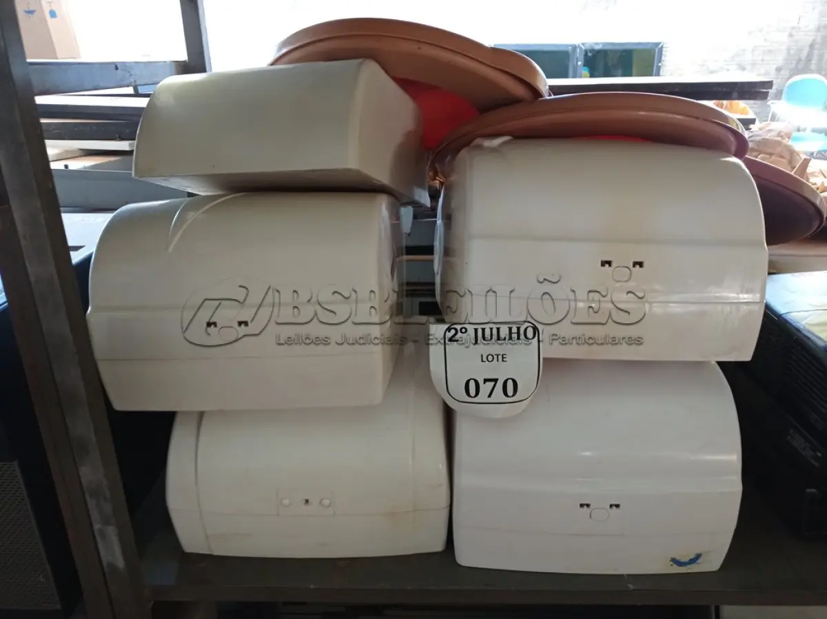 LOTE 070 - 05 DISPENSES E 03 TAMPAS DE VASO SANITÁRIO. (NO ESTADO) ATENÇÃO! FAZER A VISITAÇÃO ANTES DE ARREMATAR, NÃO SABEMOS SE FUNCIONA. LEILÃO NÃO TEM GARANTIA E NEM DEVOLUÇÃO, SUJEITO A POSSÍVEIS AVARIAS VISÍVEIS/OCULTAS E/OU AUSÊNCIA DE COMPONENTES.