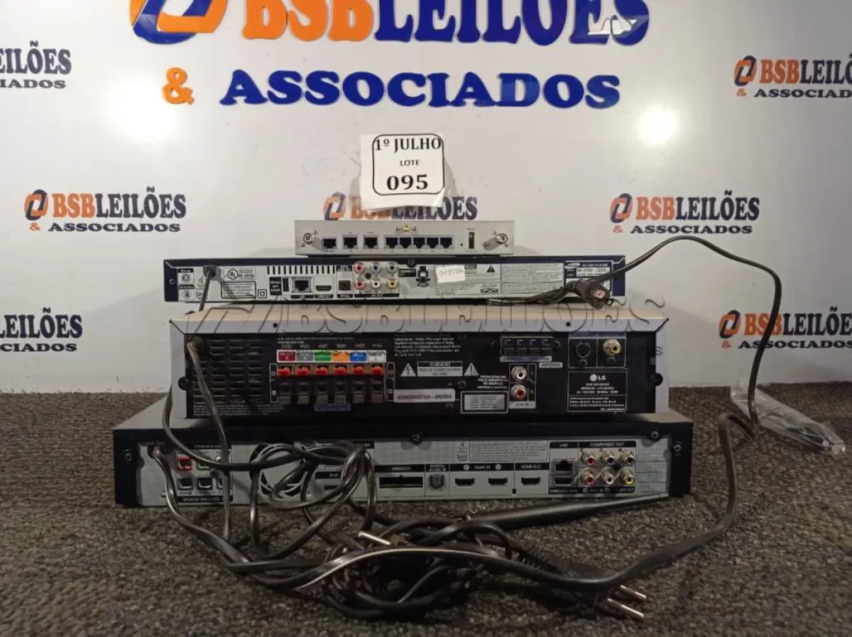 LOTE 095 - 01 SONICWALL TZ215W, 02 APARELHOS DE BLU-RAY DISC SAMSUNG E 01 DVD/CD RECEIVER LG. (NO ESTADO) ATENÇÃO! FAZER A VISITAÇÃO ANTES DE ARREMATAR, NÃO SABEMOS SE FUNCIONA. LEILÃO NÃO TEM GARANTIA E NEM DEVOLUÇÃO, SUJEITO A POSSÍVEIS AVARIAS VISÍVEIS/OCULTAS E/OU AUSÊNCIA DE COMPONENTES.