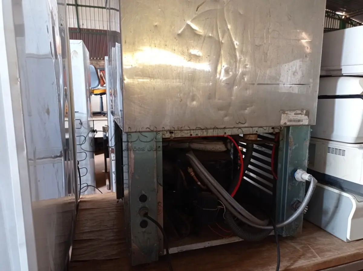LOTE 207 - 01 MÁQUINA DE FABRICAÇÃO DE GELO EM CUBOS, MODELO: MFG75 MARCA VENÂNCIO 220V. (NO ESTADO) ATENÇÃO! FAZER A VISITAÇÃO ANTES DE ARREMATAR, NÃO SABEMOS SE FUNCIONA. LEILÃO NÃO TEM GARANTIA E NEM DEVOLUÇÃO, SUJEITO A POSSÍVEIS AVARIAS VISÍVEIS/OCULTAS E/OU AUSÊNCIA DE COMPONENTES.