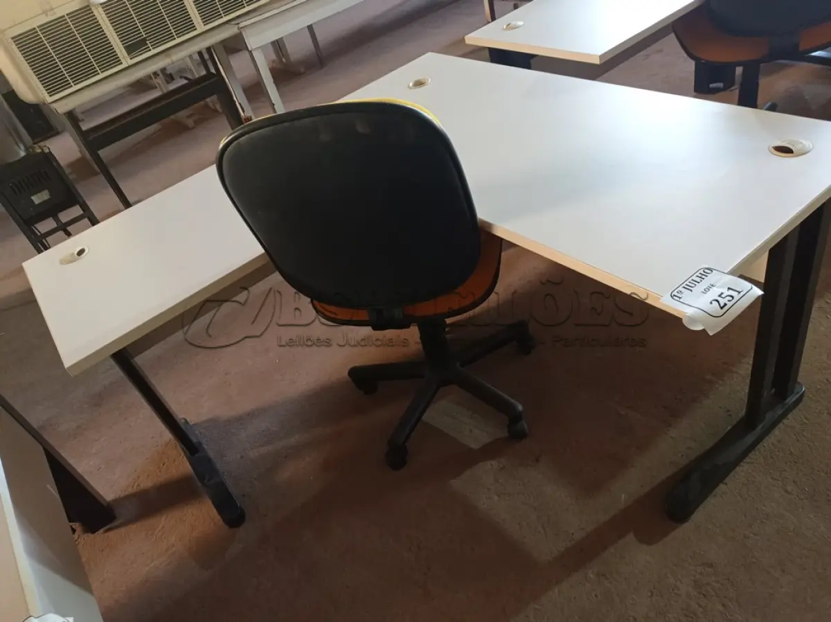 LOTE 251 - 01 MESA PARA ESCRITÓRIO COM TOMADAS INTERNA E 01 CADEIRA MARCA FLEGMA NA COR AMARELA. (NO ESTADO) ATENÇÃO! FAZER A VISITAÇÃO ANTES DE ARREMATAR, NÃO SABEMOS SE FUNCIONA. LEILÃO NÃO TEM GARANTIA E NEM DEVOLUÇÃO, SUJEITO A POSSÍVEIS AVARIAS VISÍVEIS/OCULTAS E/OU AUSÊNCIA DE COMPONENTES.