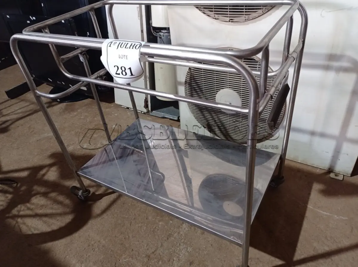 LOTE 281 - 01 CARRINHO EM INOX COM RODINHAS. (NO ESTADO) ATENÇÃO! FAZER A VISITAÇÃO ANTES DE ARREMATAR, NÃO SABEMOS SE FUNCIONA. LEILÃO NÃO TEM GARANTIA E NEM DEVOLUÇÃO, SUJEITO A POSSÍVEIS AVARIAS VISÍVEIS/OCULTAS E/OU AUSÊNCIA DE COMPONENTES.