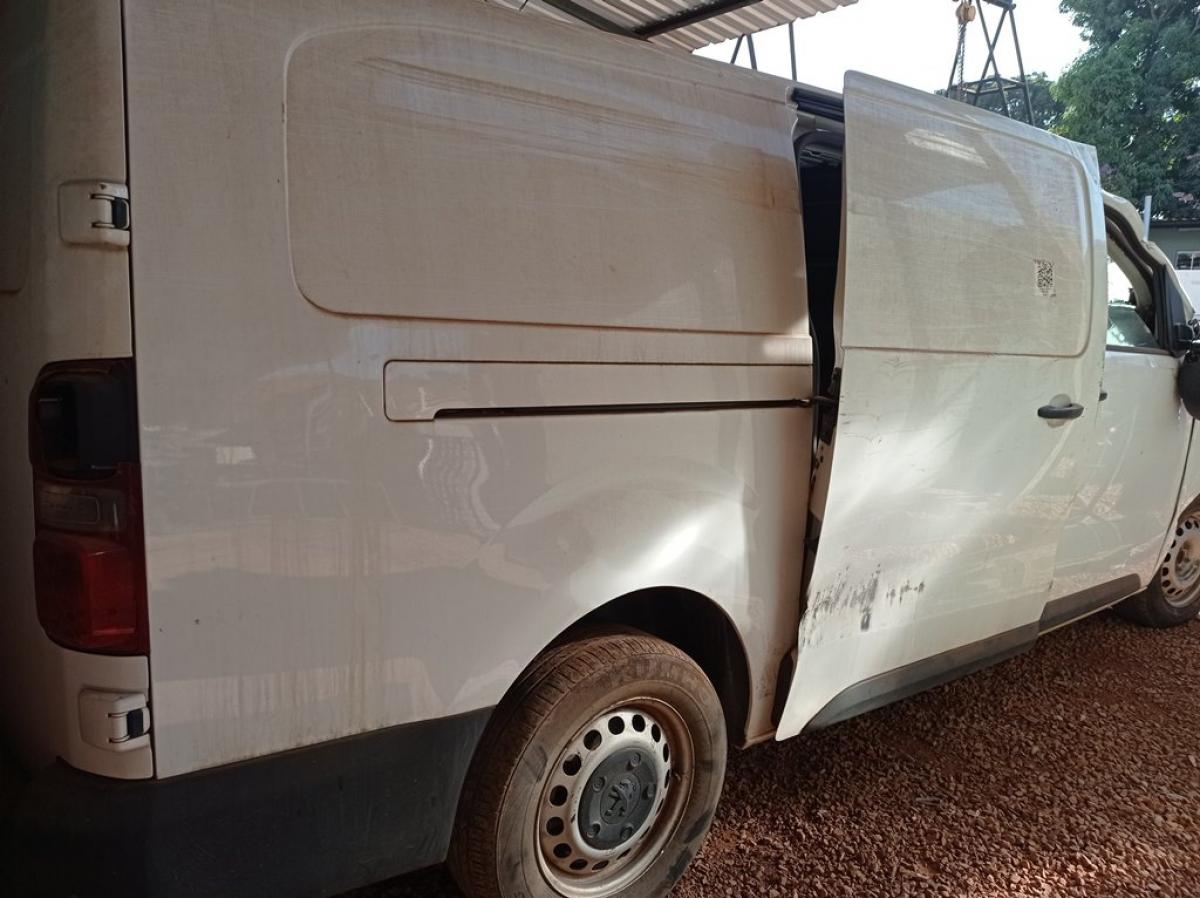 01 PEUGEOT EXPERT 1.6 DIESEL 2021/2022 , VAN CARGO SINISTRADO CONSTA DÉBITO R$ 4.986,04 (MEDIA MONTA FAZER CSV POR CONTA DO ARREMATANTE VENDIDO NO ESTADO EM QUE SE ENCONTRA. EVENTUAL AUSÊNCIA OU DIVERGÊNCIA DE PECAS) (INTERNAS OU EXTERNAS) DO VEÍCULO, TAIS COMO ESCAPAMENTOS, CATALISADORES, SUSPENSÃO, CAMBIO, MOTOR, PARTE ELÉTRICA E DEMAIS COMPONENTES, A REGULARIZAÇÃO SERÁ POR CONTA DO ARREMATANTE SERVIÇO DE BAIXA MEDIA MONTA DEVE SER FEITO POR DESPACHANTE AUTORIZADO XAVANTECAR EM GOIÂNIA O MESMO DEVERÁ SER TRANSFERIDO INICIALMENTE PARA O COMITENTE COM AS DESPESAS DE SERVIÇOS E TAXAS DO DETRAN E DEMAIS POR CONTA DO ARREMATANTE. (NO ESTADO) ATENÇÃO! FAZER A VISITAÇÃO ANTES DE ARREMATAR, NÃO SABEMOS SE FUNCIONA. LEILÃO NÃO TEM GARANTIA E NEM DEVOLUÇÃO, SUJEITO A POSSÍVEIS AVARIAS VISÍVEIS/OCULTAS E/OU AUSÊNCIA DE COMPONENTES. (OBSERVAÇÃO, TODOS OS DÉBITOS SERÃO DE RESPONSABILIDADE DO ARREMATANTE.)