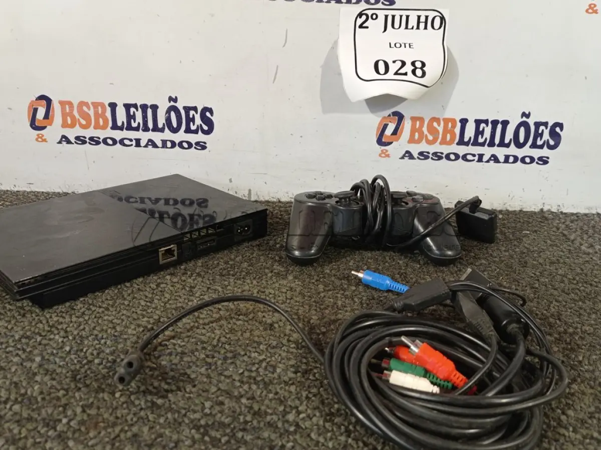 LOTE 028 - 01 PLAYSTATIOS2 COM 01 CONTROLE E FONTE, MODELO:SCPH90010 MARCA SONY. (NO ESTADO) ATENÇÃO! FAZER A VISITAÇÃO ANTES DE ARREMATAR, NÃO SABEMOS SE FUNCIONA. LEILÃO NÃO TEM GARANTIA E NEM DEVOLUÇÃO, SUJEITO A POSSÍVEIS AVARIAS VISÍVEIS/OCULTAS E/OU AUSÊNCIA DE COMPONENTES.