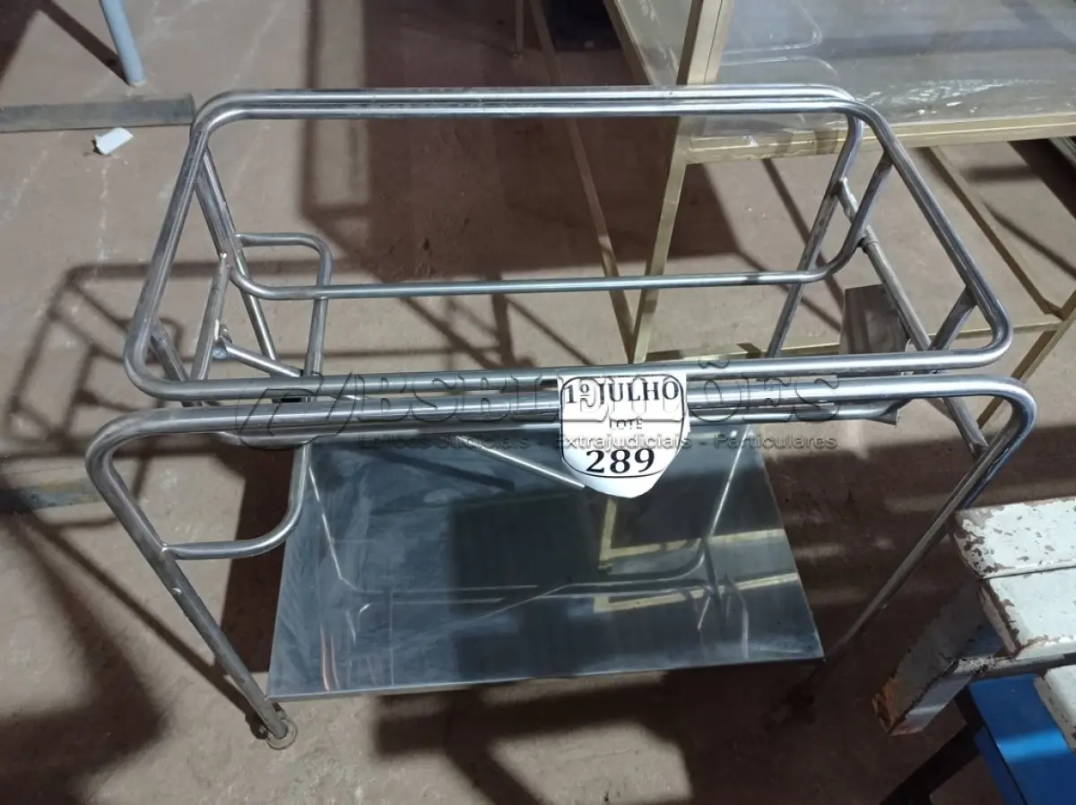 LOTE 289 - 01 CARRINHO EM INOX COM RODINHAS. (NO ESTADO) ATENÇÃO! FAZER A VISITAÇÃO ANTES DE ARREMATAR, NÃO SABEMOS SE FUNCIONA. LEILÃO NÃO TEM GARANTIA E NEM DEVOLUÇÃO, SUJEITO A POSSÍVEIS AVARIAS VISÍVEIS/OCULTAS E/OU AUSÊNCIA DE COMPONENTES.