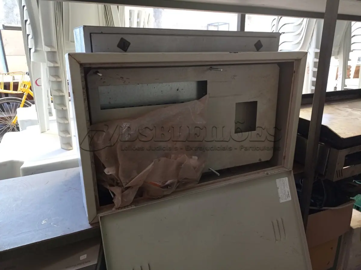 LOTE 155 - 01 CAIXA DE BATERIA E 01 QUADRO ELÉTRICO (NO ESTADO) ATENÇÃO! FAZER A VISITAÇÃO ANTES DE ARREMATAR, NÃO SABEMOS SE FUNCIONA. LEILÃO NÃO TEM GARANTIA E NEM DEVOLUÇÃO, SUJEITO A POSSÍVEIS AVARIAS VISÍVEIS/OCULTAS E/OU AUSÊNCIA DE COMPONENTES.