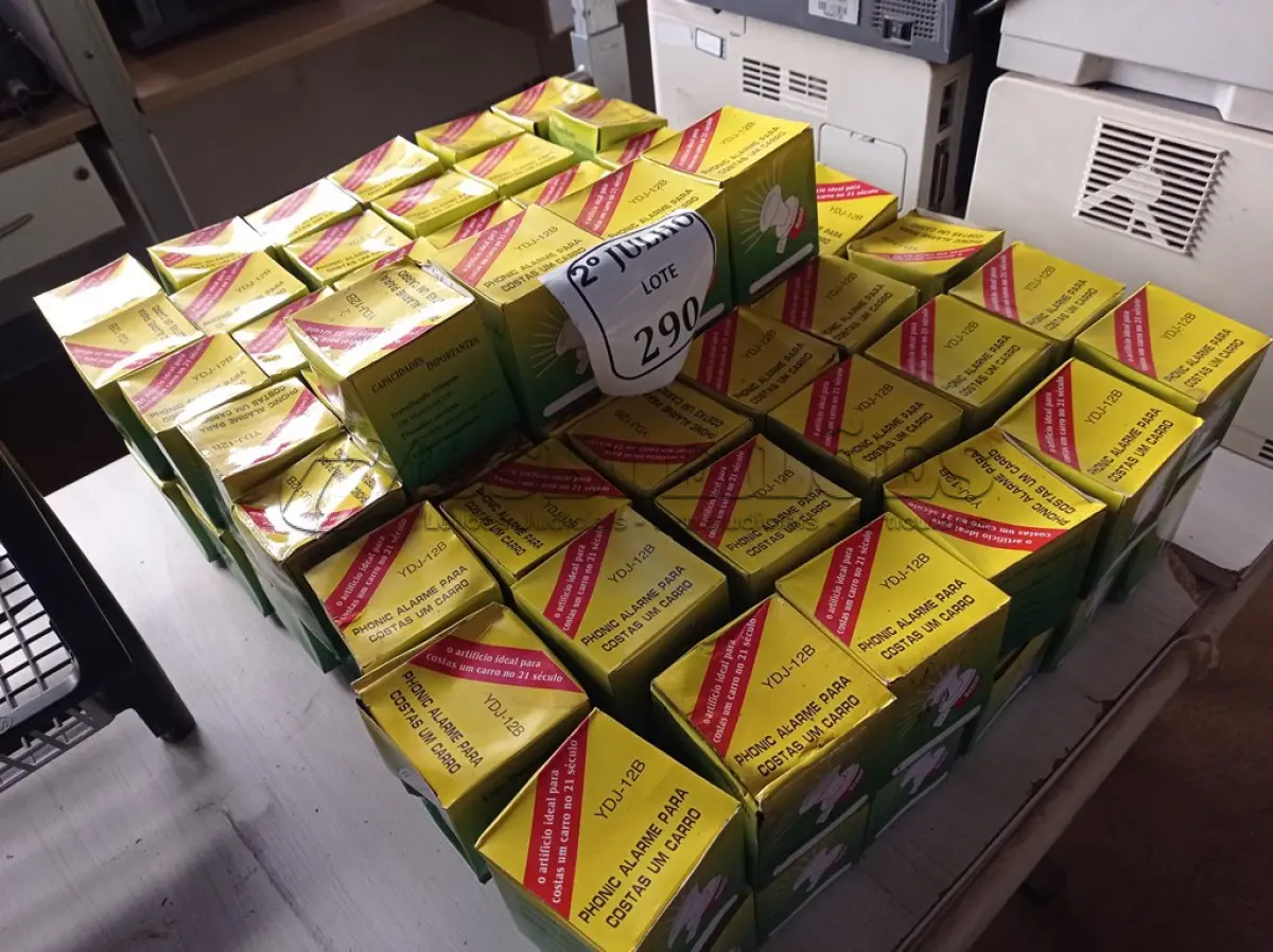 LOTE 290 - LOTE COM VÁRIAS SIRENES DE RÉ PARA CARRO (NO ESTADO) ATENÇÃO! FAZER A VISITAÇÃO ANTES DE ARREMATAR, NÃO SABEMOS SE FUNCIONA. LEILÃO NÃO TEM GARANTIA E NEM DEVOLUÇÃO, SUJEITO A POSSÍVEIS AVARIAS VISÍVEIS/OCULTAS E/OU AUSÊNCIA DE COMPONENTES.