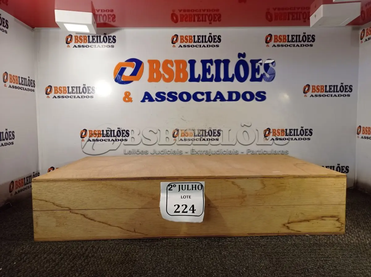LOTE 224 - 01 CAIXA DE MADEIRA. (NO ESTADO) ATENÇÃO! FAZER A VISITAÇÃO ANTES DE ARREMATAR, NÃO SABEMOS SE FUNCIONA. LEILÃO NÃO TEM GARANTIA E NEM DEVOLUÇÃO, SUJEITO A POSSÍVEIS AVARIAS VISÍVEIS/OCULTAS E/OU AUSÊNCIA DE COMPONENTES.