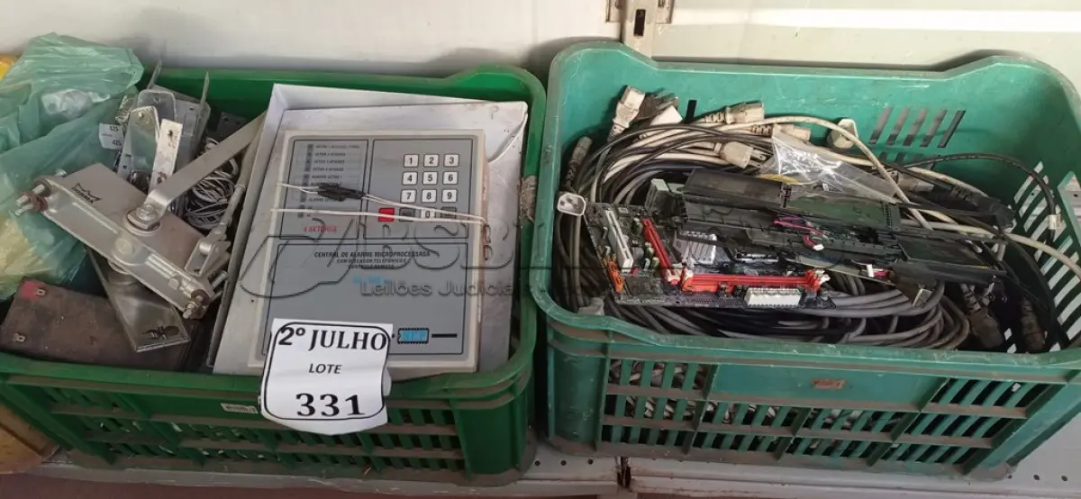 LOTE 331 - 03 CAIXA COM CABOS DIVERSOS E PERIFÉRICOS DIVERSOS (NO ESTADO) ATENÇÃO! FAZER A VISITAÇÃO ANTES DE ARREMATAR, NÃO SABEMOS SE FUNCIONA. LEILÃO NÃO TEM GARANTIA E NEM DEVOLUÇÃO, SUJEITO A POSSÍVEIS AVARIAS VISÍVEIS/OCULTAS E/OU AUSÊNCIA DE COMPONENTES.
