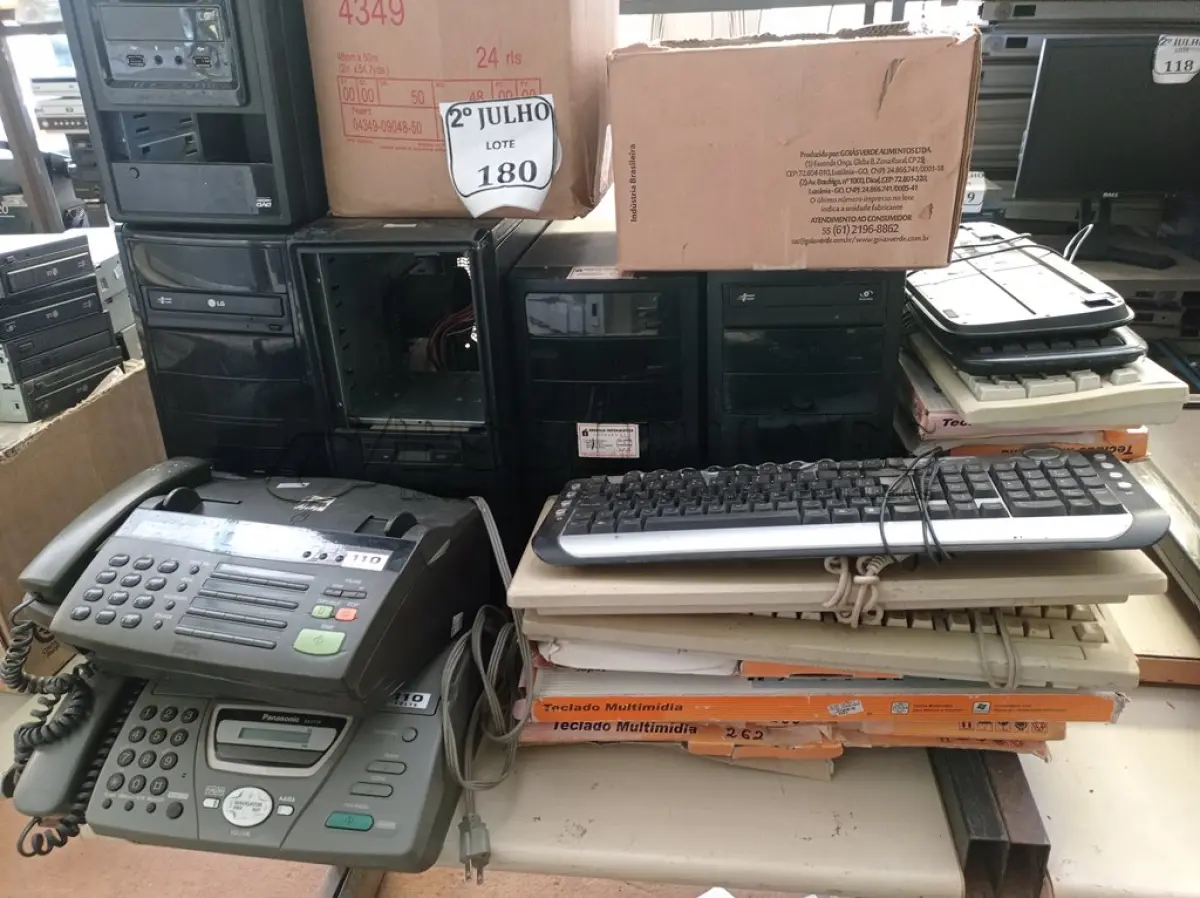 LOTE 180 - 05 CPUS, VÁRIOS TECLADOS ,01 CAIXA COM MOUSE ,02 FAX, FITAS CASSETE E FITAS VHS  (NO ESTADO) ATENÇÃO! FAZER A VISITAÇÃO ANTES DE ARREMATAR, NÃO SABEMOS SE FUNCIONA. LEILÃO NÃO TEM GARANTIA E NEM DEVOLUÇÃO, SUJEITO A POSSÍVEIS AVARIAS VISÍVEIS/OCULTAS E/OU AUSÊNCIA DE COMPONENTES.
