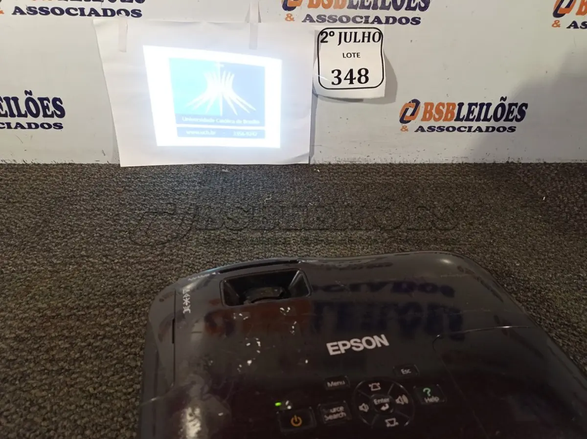 LOTE 348 - 01 PROJETOR EPSON HDMI (NO ESTADO) ATENÇÃO! FAZER A VISITAÇÃO ANTES DE ARREMATAR, NÃO SABEMOS SE FUNCIONA. LEILÃO NÃO TEM GARANTIA E NEM DEVOLUÇÃO, SUJEITO A POSSÍVEIS AVARIAS VISÍVEIS/OCULTAS E/OU AUSÊNCIA DE COMPONENTES.